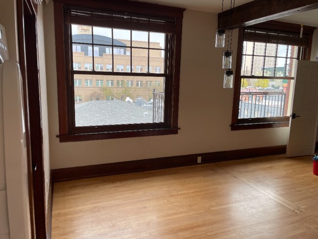 Building Photo - 806 N Monroe St
