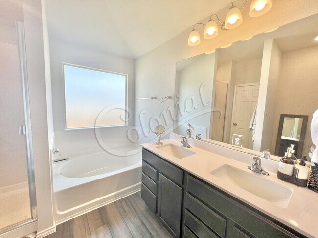 Building Photo - 1307 Cesarina St