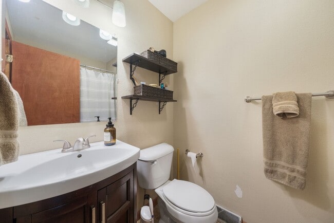 Building Photo - 2 bedroom 1 bathroom Duplex FOR RENT (subl...