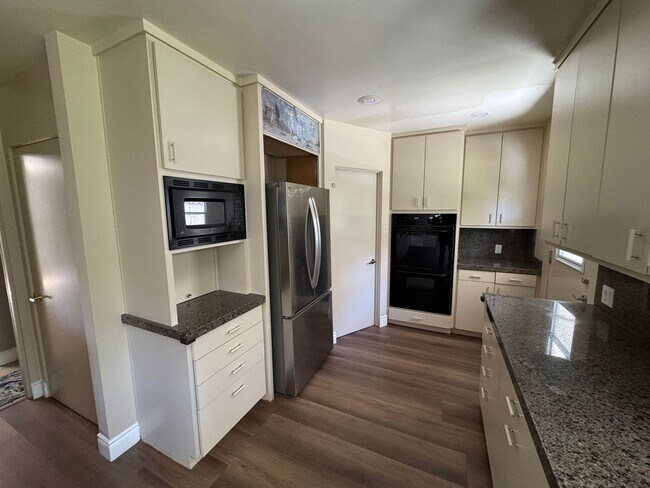 Building Photo - Coming Soon! Cozy home in South Pasadena.