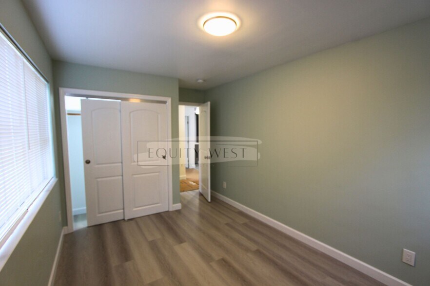 3508 right BR facing yard - 3506 Suter St