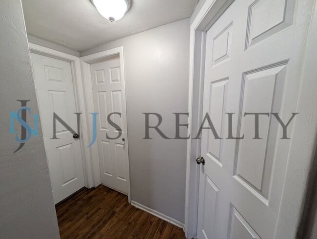 Building Photo - 3/2/1 1508 Sq. Ft. LARGE Corner Lot home: Updated Kitchen & Baths, NEW paint, NEW floors, Fenced ...