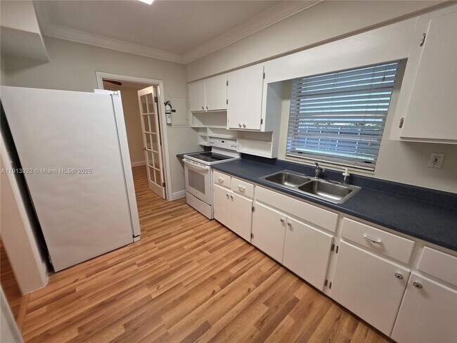 Building Photo - 3915 SW 60th Ave