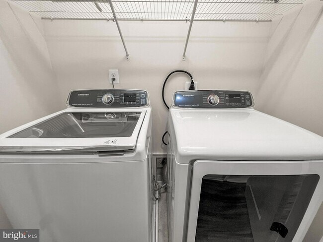 Building Photo - 439 Foxglove Way