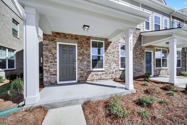 Building Photo - Beautiful End Unit Townhome In Mint Hill