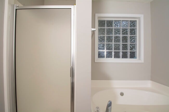 Building Photo - BEAUTIFUL 3 BEDROOM / 2 BATH HOME WITH PRIVACY FENCE!