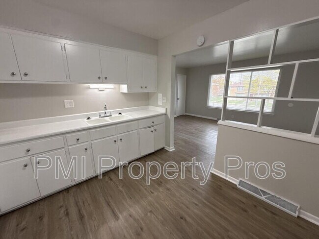 Building Photo - 7701 W Hampton Ave