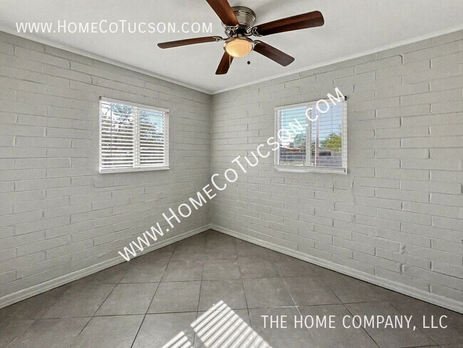 Building Photo - 2404 E Cameron Vista