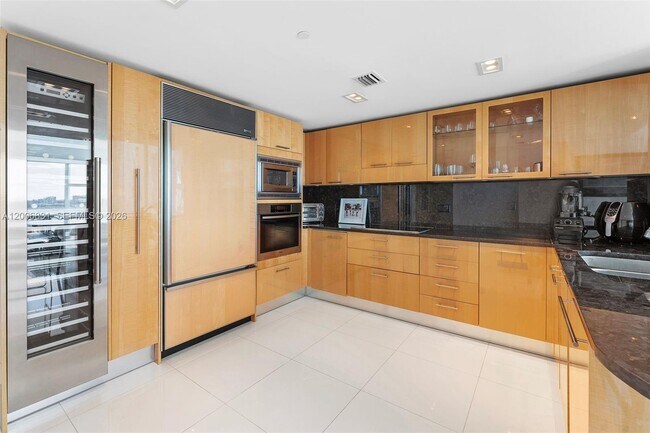 Building Photo - 6801 Collins Ave