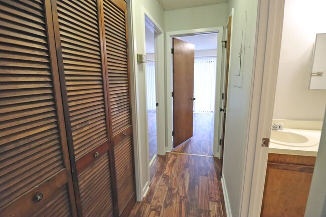 Building Photo - Spacious 2BR 2BA townhome in Village Creek!