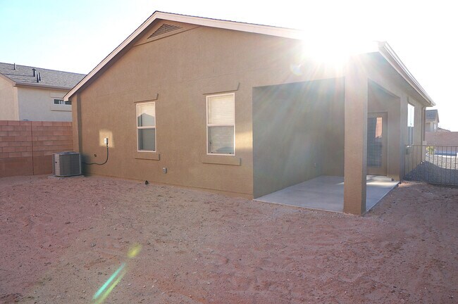 Building Photo - Wonderful 3 bedroom in Rio Rancho. Don't m...