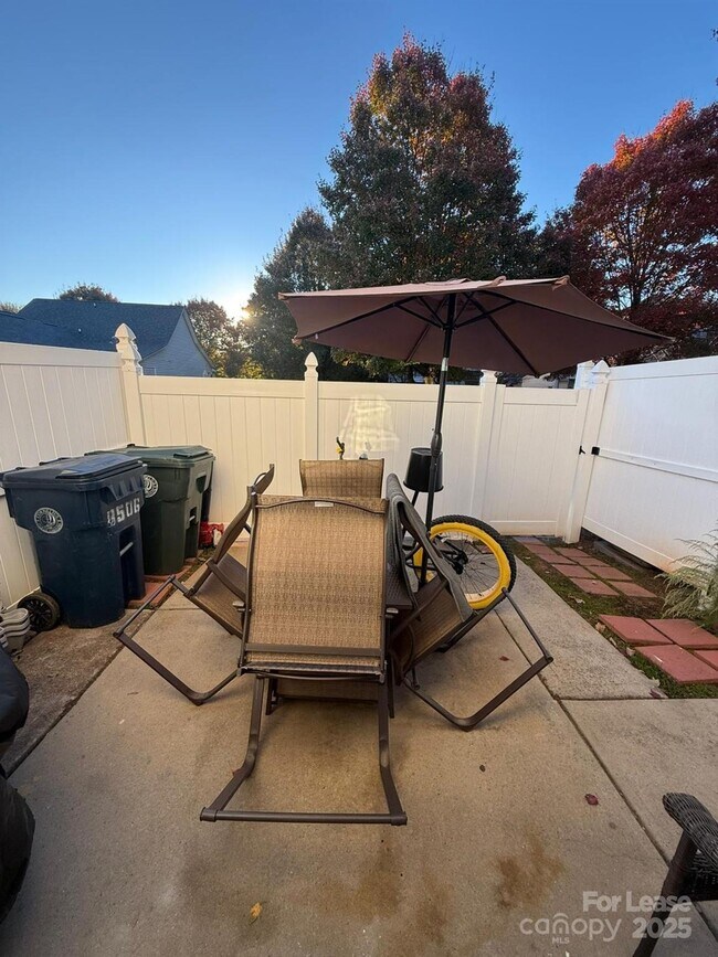 Building Photo - 18506 Oakhurst Blvd