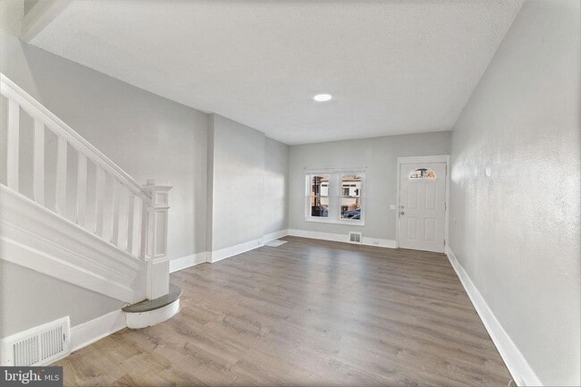 Building Photo - 1249 Kenwood Ave