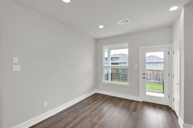 Building Photo - 208 Mirabeau Way