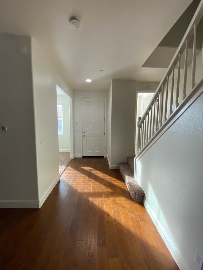 Building Photo - Beautiful 2 Story Home in Gated Avalon Com...