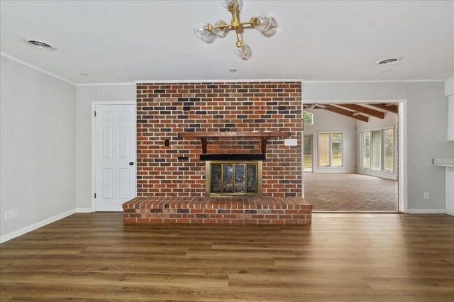 Building Photo - 204 Lake Cir Dr