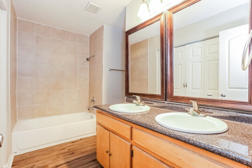 Building Photo - 1365 Roan Dr
