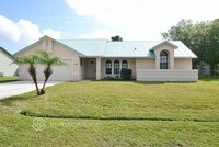 Building Photo - 1649 SE Lorraine St