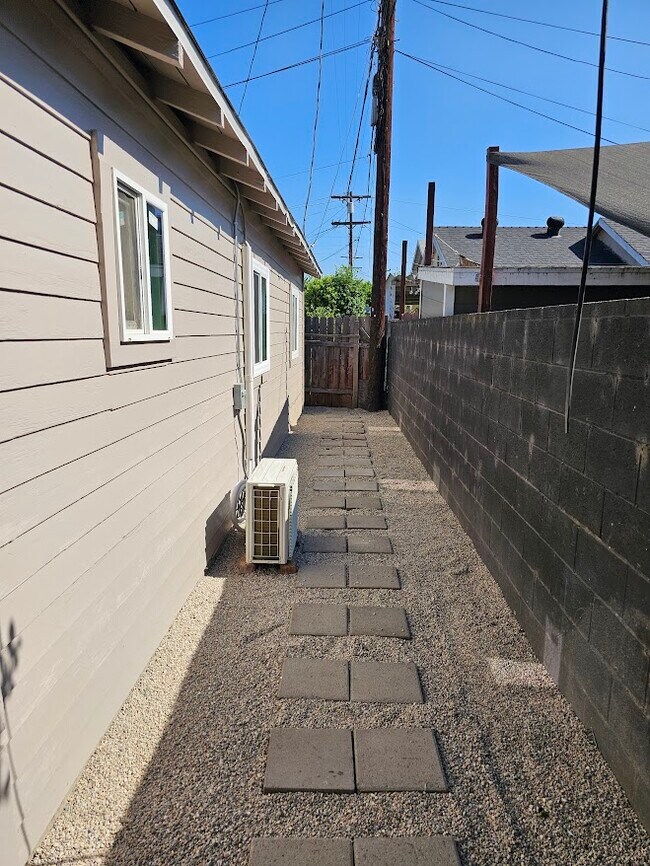 Building Photo - 3136 Casitas Ave