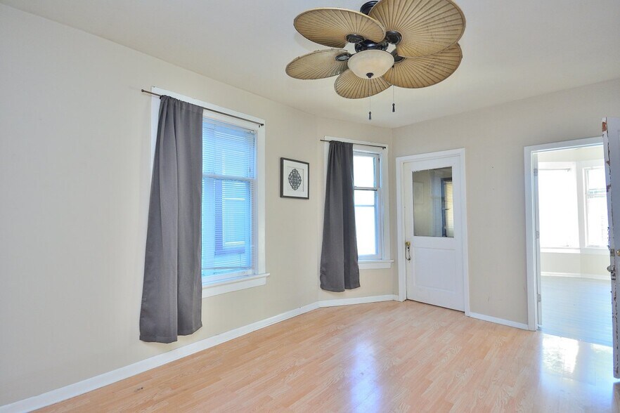 Building Photo - 818-820-820 E Brady St