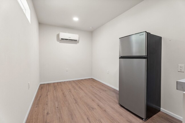 Building Photo - ALL BILLS PAID: Efficiency Studio Apartmen...