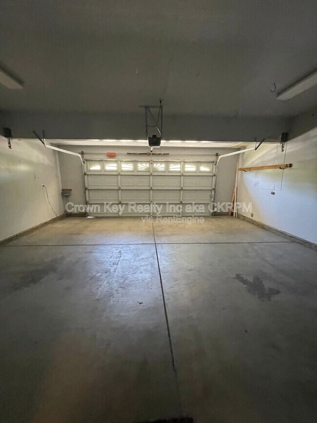 Building Photo - 2664 Ontario Dr