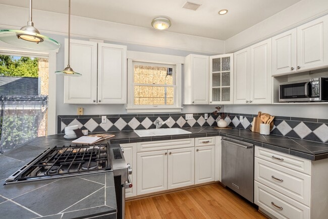 Building Photo - 806 N 59th St