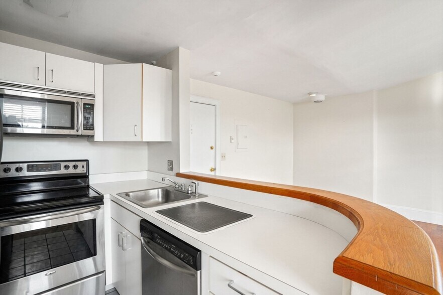 Building Photo - 533 Columbus Ave