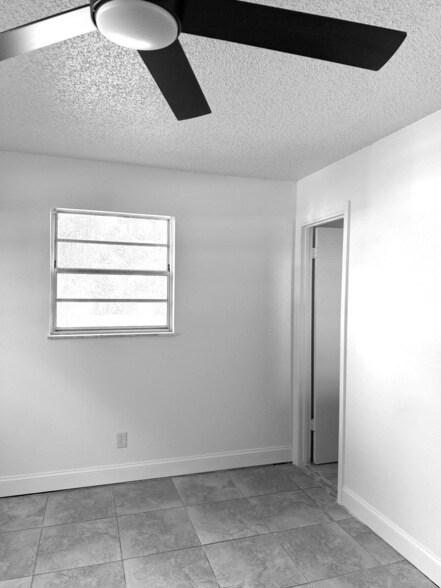 Building Photo - 582 NW Sherbrooke Ave