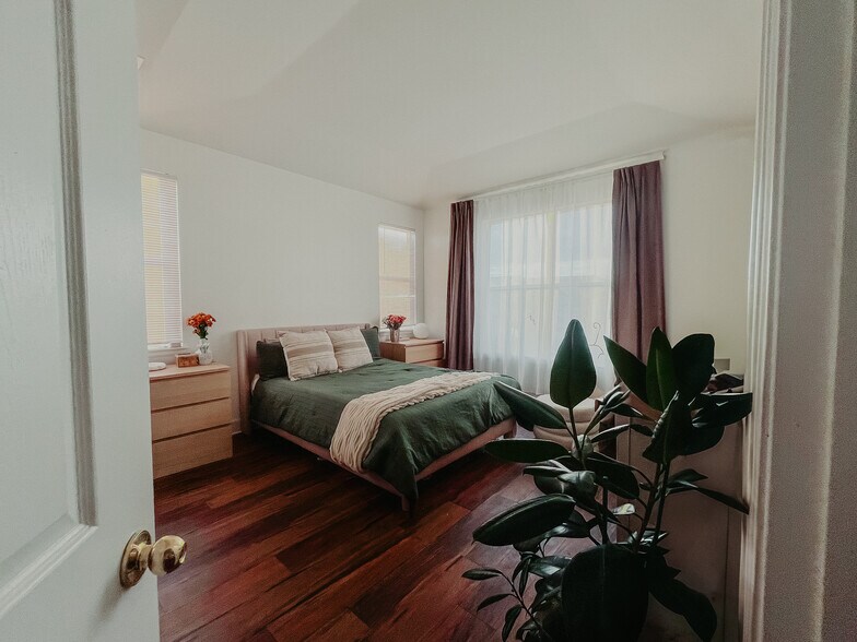 Building Photo - 14343 E 1st Dr