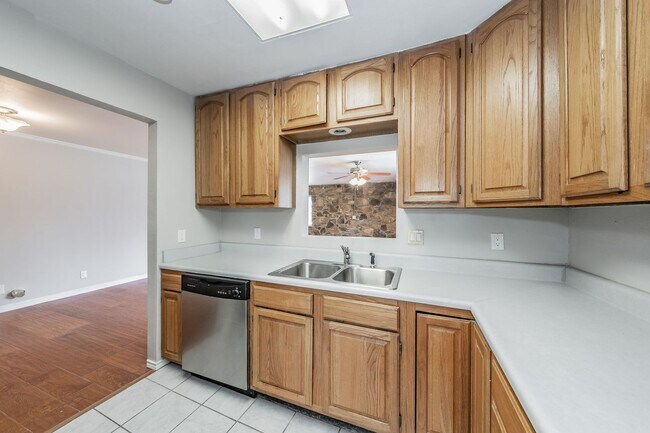 Building Photo - Updated home in Arlington Heights!
