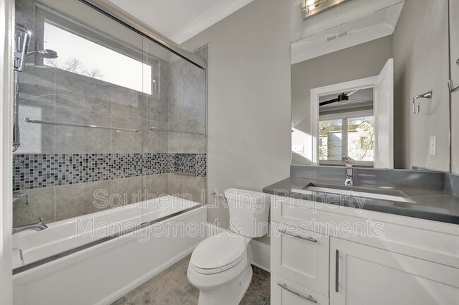 Building Photo - 2011 Sharon Ave