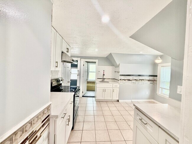 Building Photo - 10 Clark St