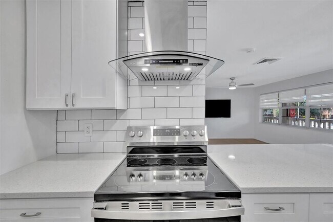 Building Photo - 650 Pinellas Point Dr S