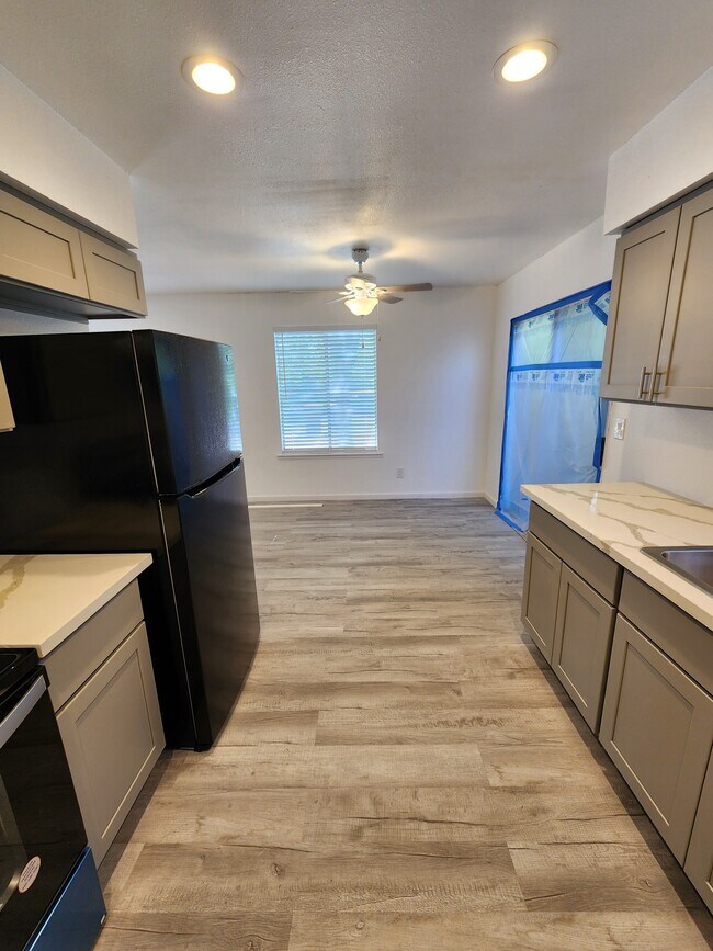 Building Photo - 830 N Ferger Ave