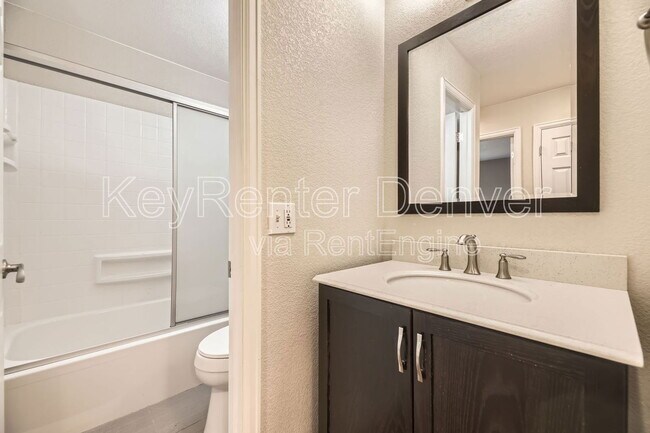 Building Photo - 1300 Golden Cir