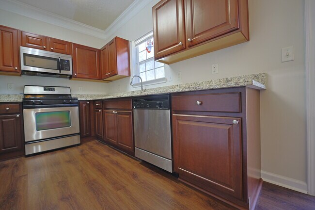 Kitchen - 220 Azalea Cir