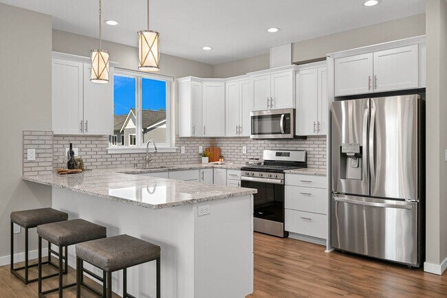 Building Photo - Modern 4-Bed Home in Sunstone Place