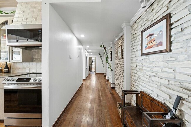 Building Photo - 8517 Grandview Dr