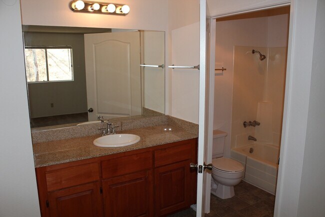 Building Photo - 3557 Kenora Dr