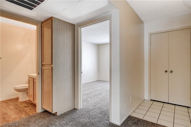 Building Photo - 7100 W Pirates Cove Rd