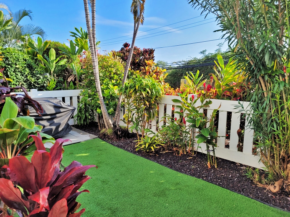 Enclosed small yard - 75-6081 Alii Dr
