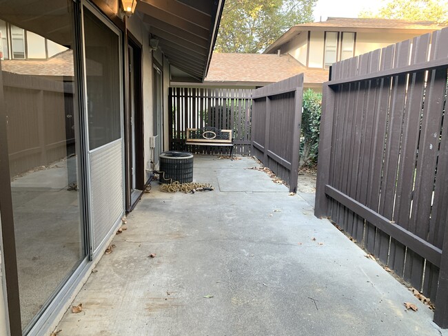 Building Photo - 5420 Roundtree Ct