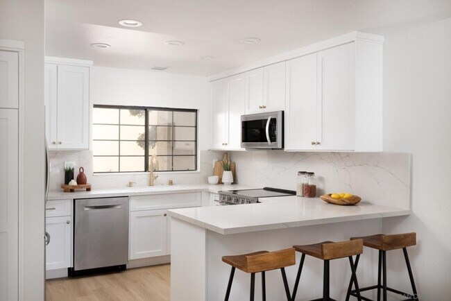 Building Photo - Beautifully remodeled home in the desirabl...