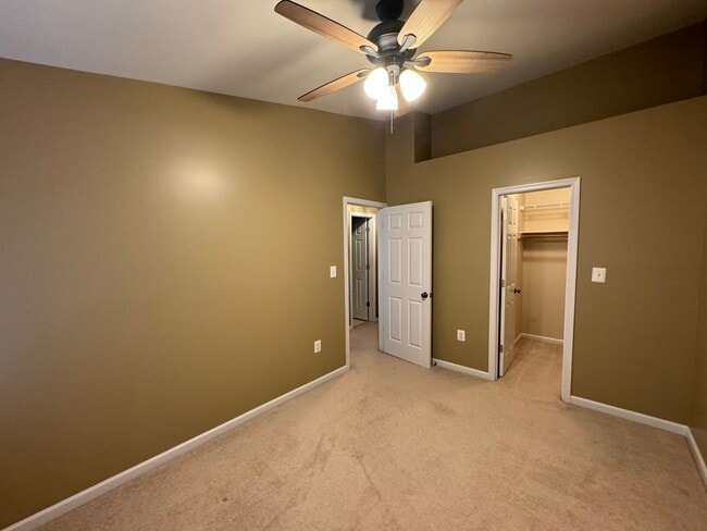Building Photo - Spacious 3 Bed 3 Bath End-Unit Townhome Wi...