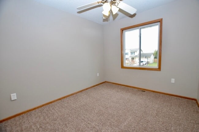Building Photo - Lovely Altoona Split-Foyer