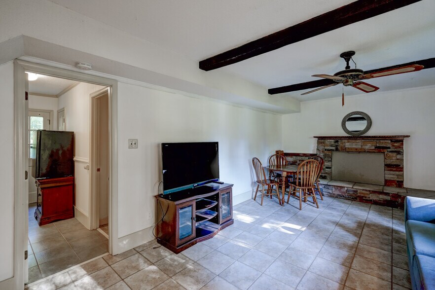 Building Photo - 1422 Pineview Dr