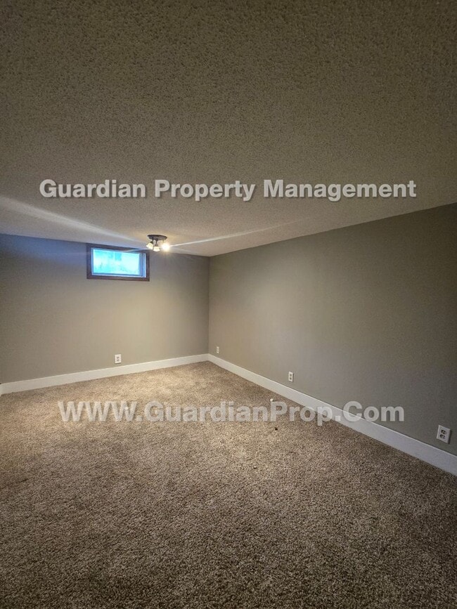 Building Photo - Move-in special and available Now! Bloomington Single Family Home, 2 Car Garage, new kitchen appl...