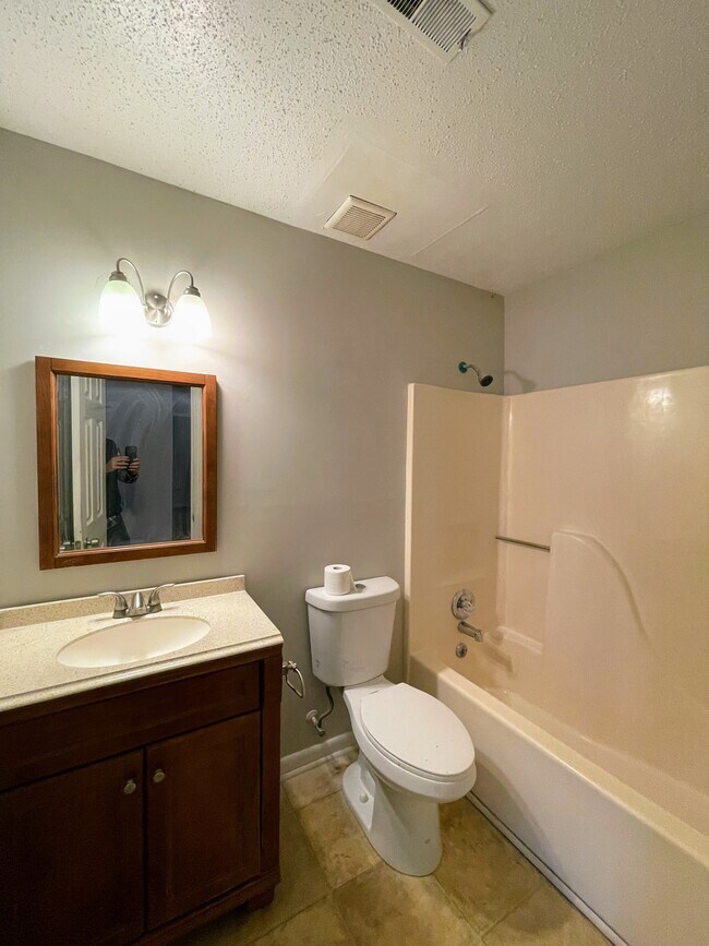 Building Photo - 5001-5007 7 Pine Cir