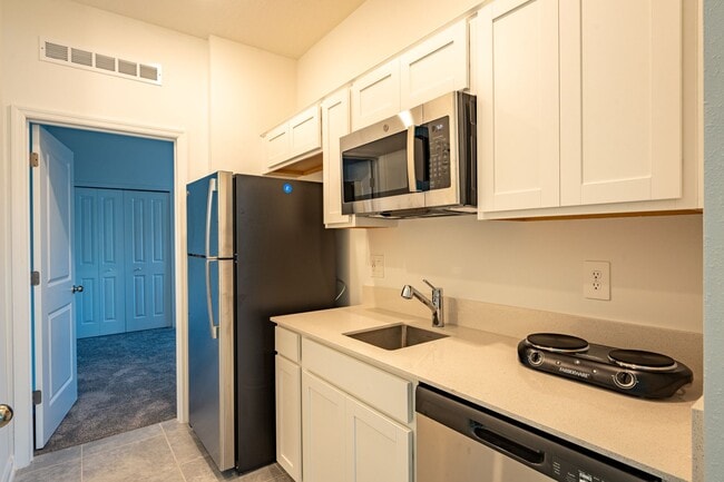 Building Photo - 696 Daring Dr